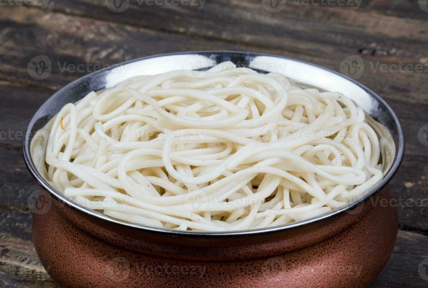 gekookt chow mein of hakka noedels Aan houten achtergrond foto