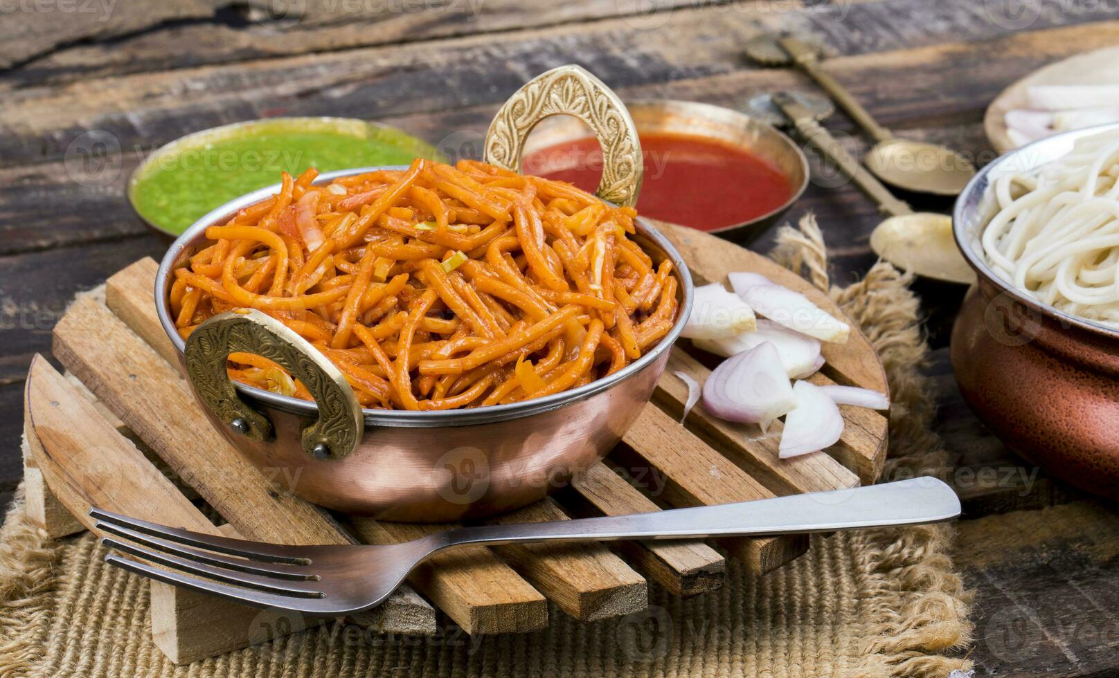 pittig gebakken groente veg chow mein Aan houten tafel foto