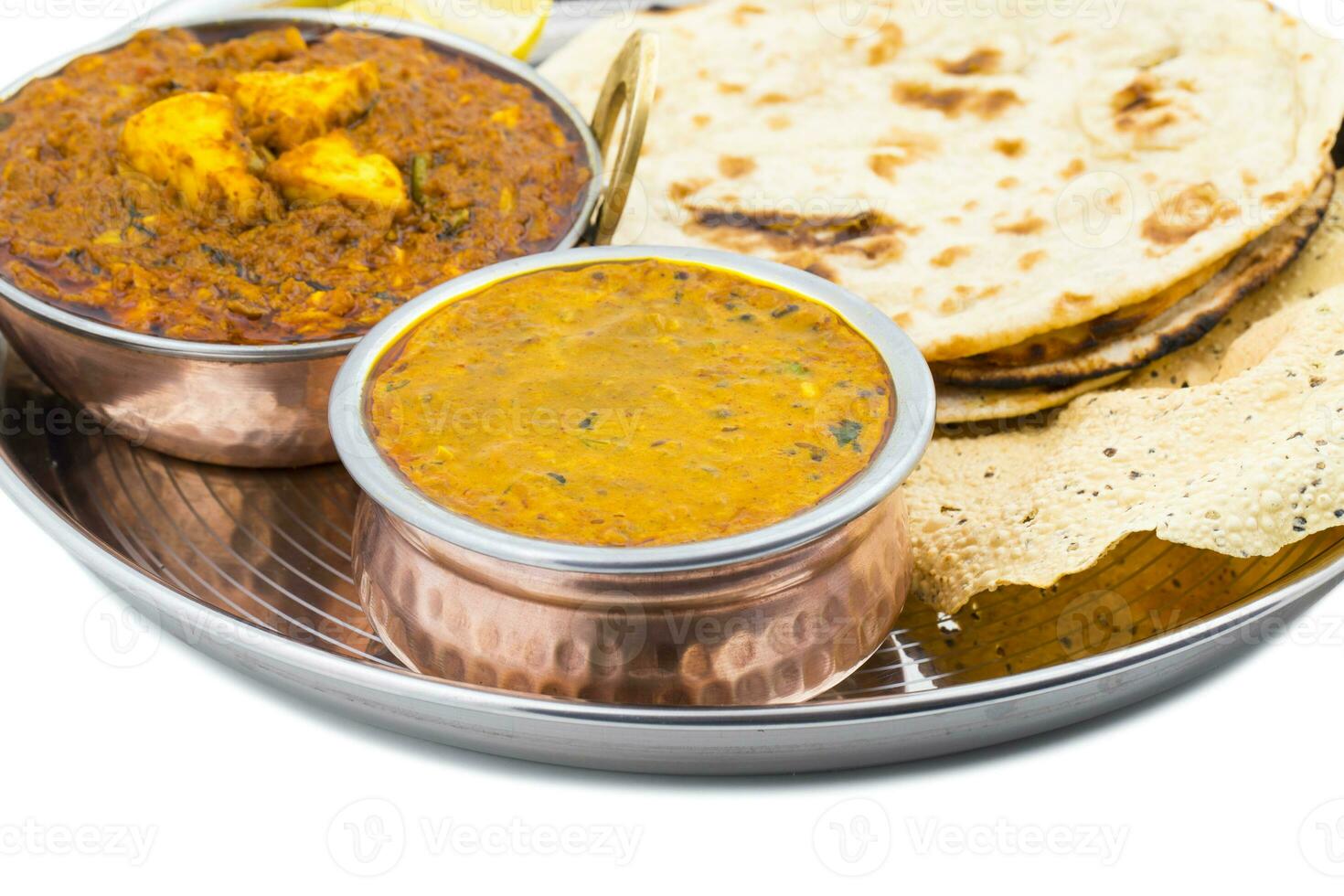 Indisch traditioneel thali voedsel dal makhani geserveerd met chapati, papa, kadai paneer of citroen Aan wit achtergrond foto