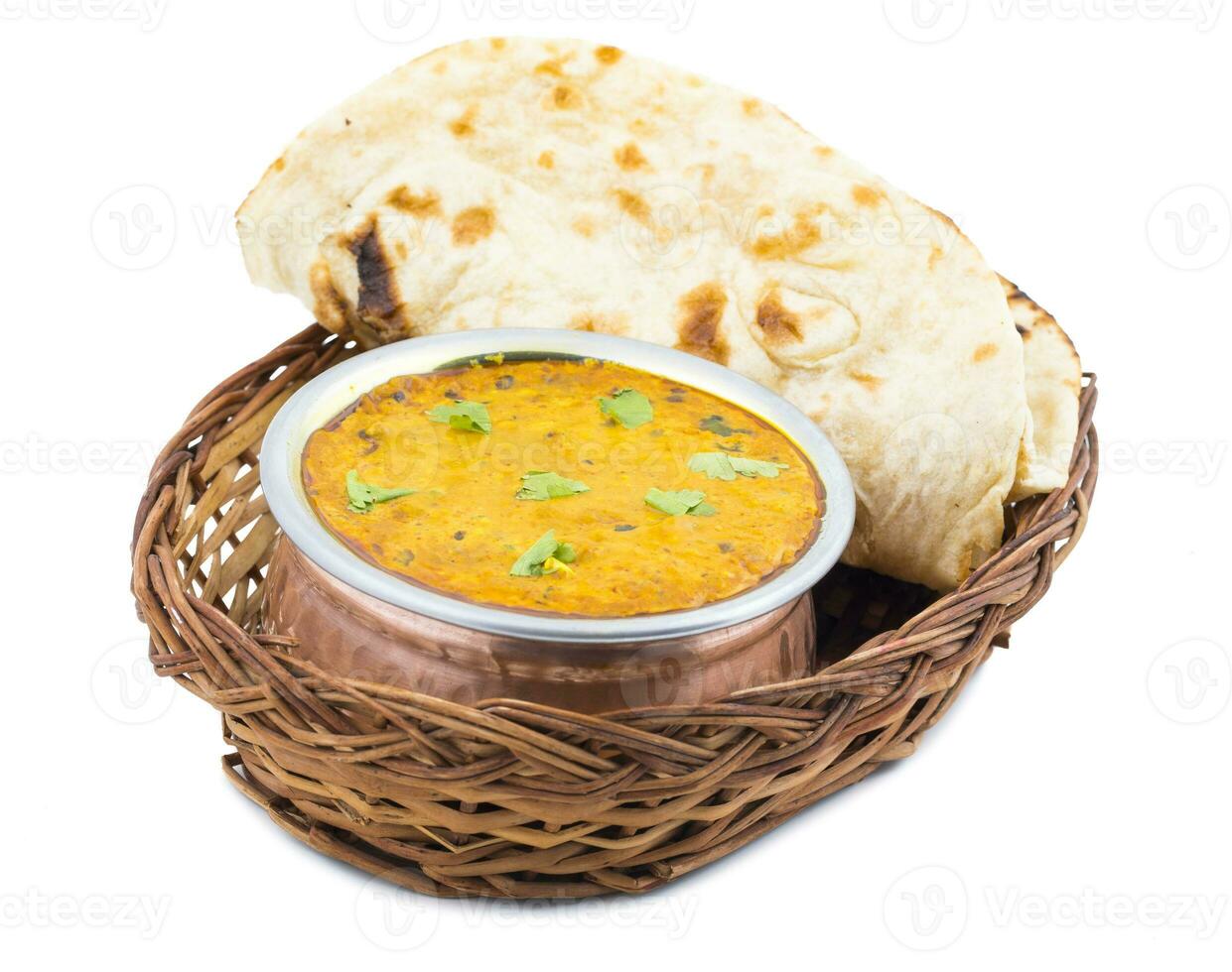 Indisch vegetarisch keuken dal makhani Aan wit achtergrond foto