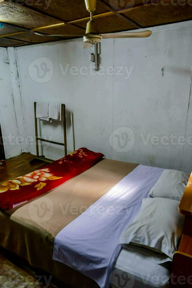 een bed in een kamer foto