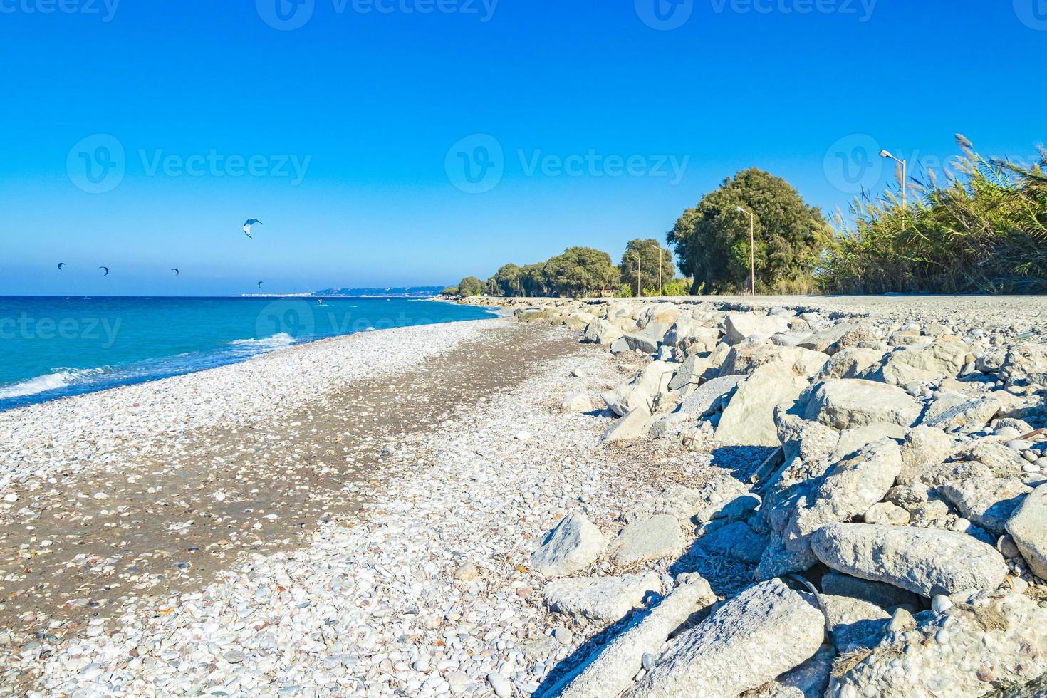 vakantie op het strand van kremasti, rhodos, griekenland foto