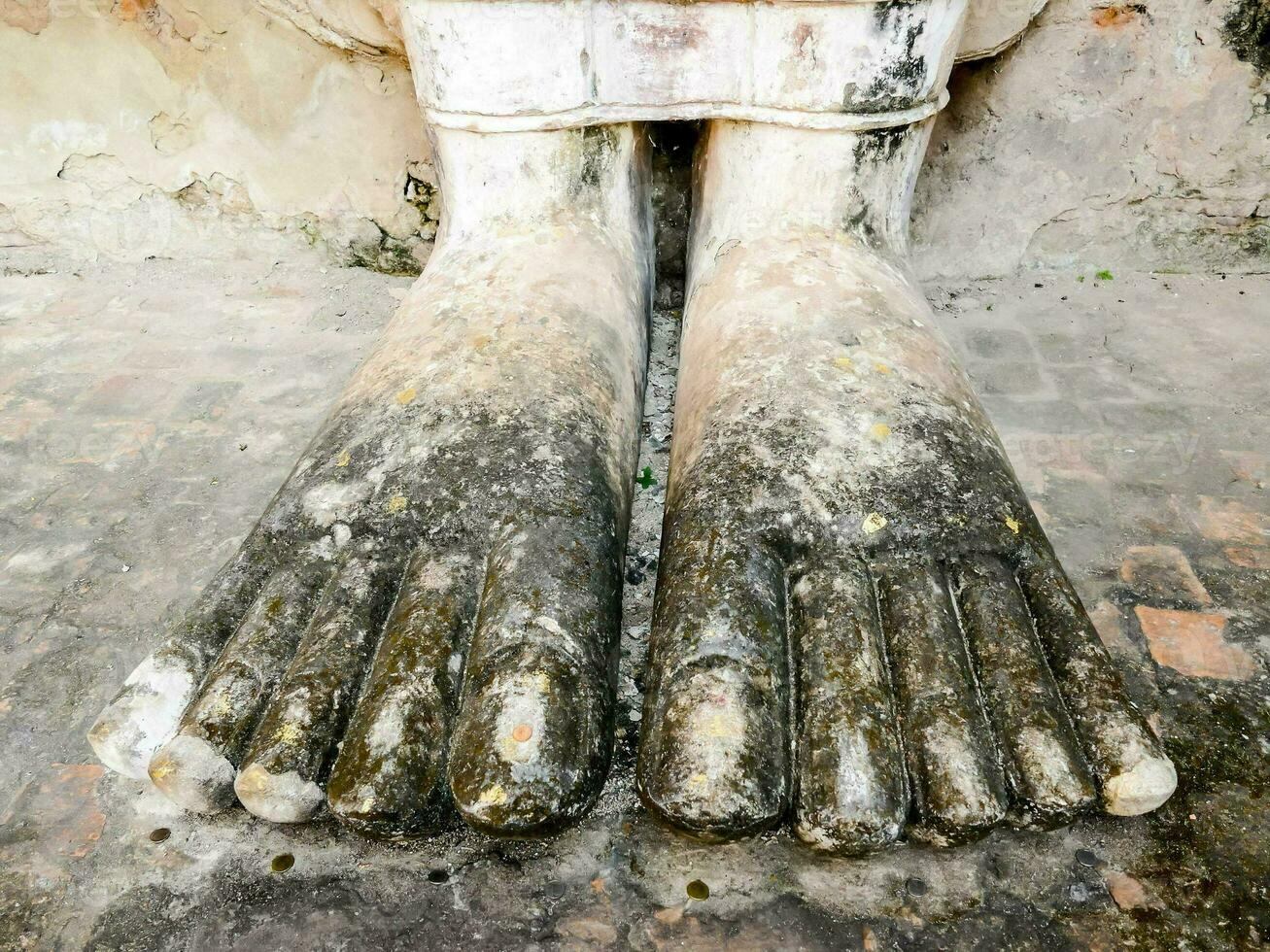 de voeten van een steen standbeeld foto
