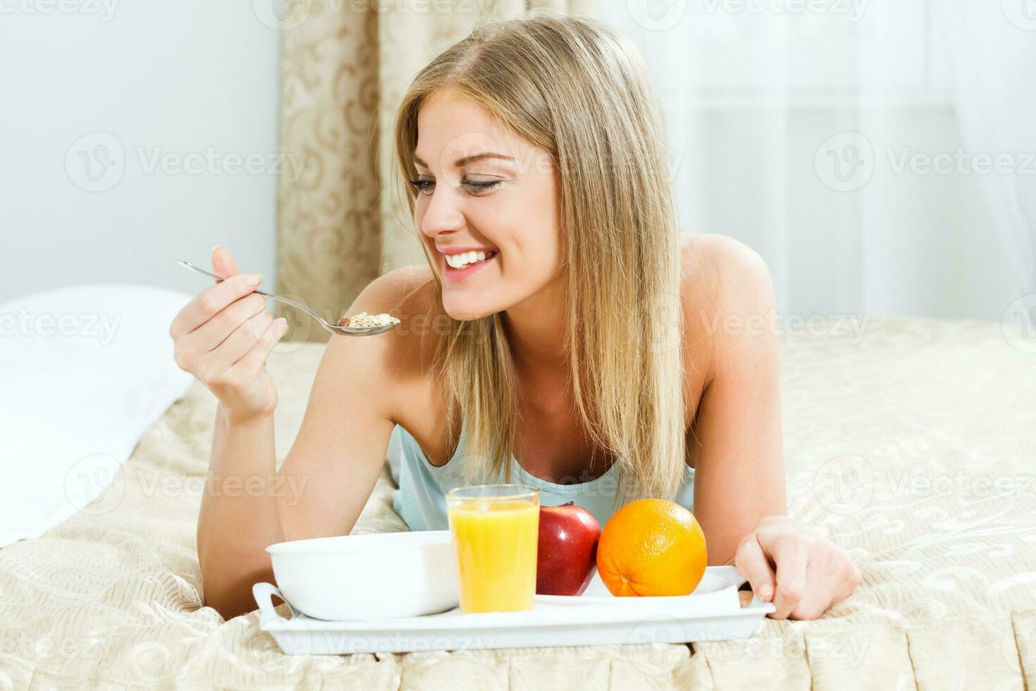 mooi vrouw hebben gezond ontbijt foto