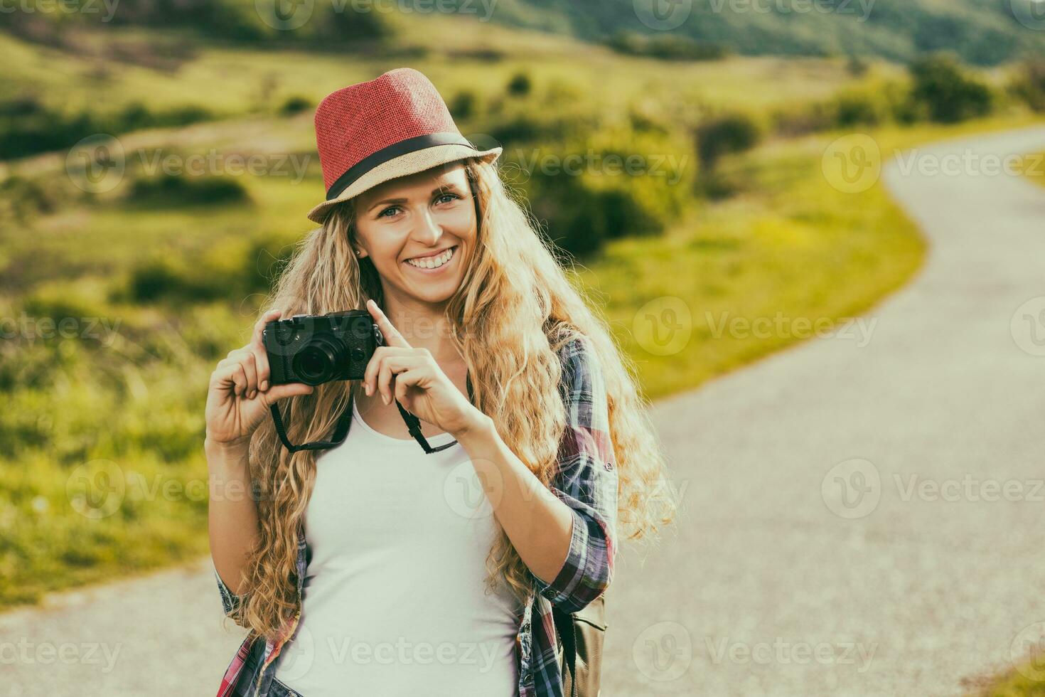 mooi jong vrouw Bij de land weg geniet fotograferen.afgezwakt afbeelding. foto