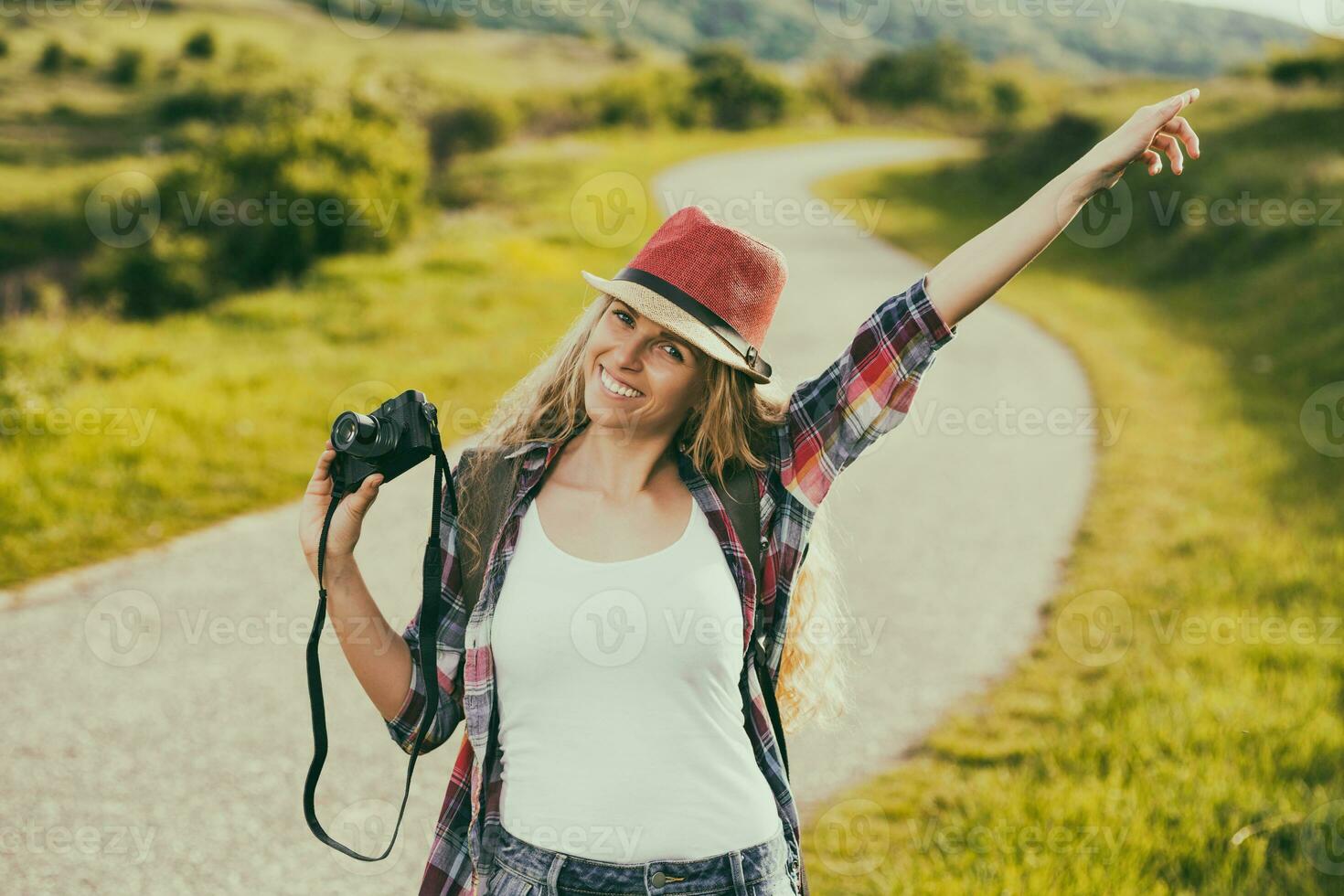 mooi jong vrouw Bij de land weg geniet fotograferen.afgezwakt afbeelding. foto