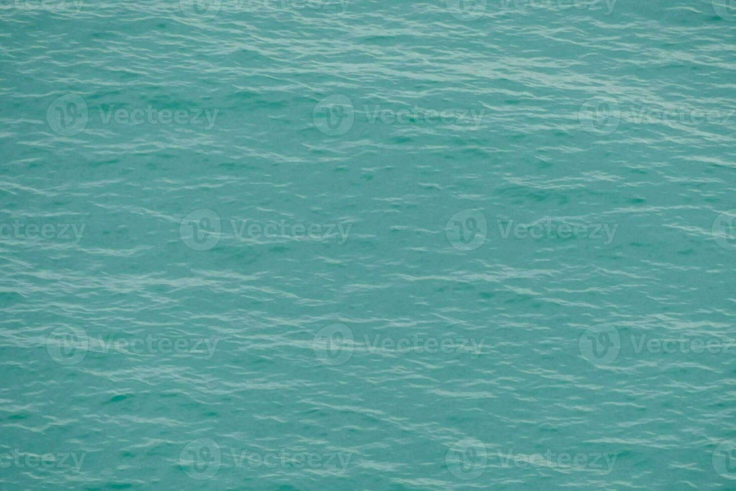 een antenne visie van de oceaan met klein golven foto