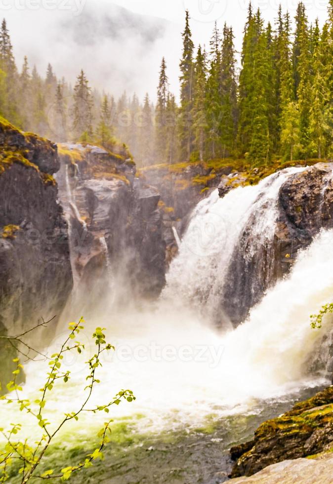 rjukandefossen waterval in hemsedal viken, noorwegen foto