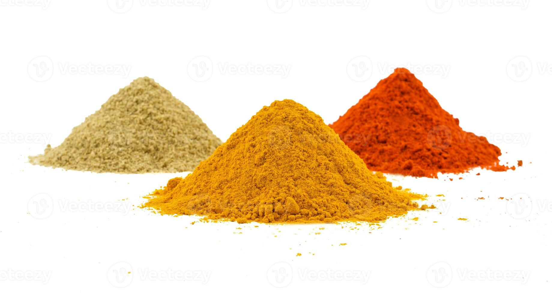 Indisch hoop van kleurrijk specerijen ook weten net zo rood chili poeder, kurkuma poeder, koriander poeder foto