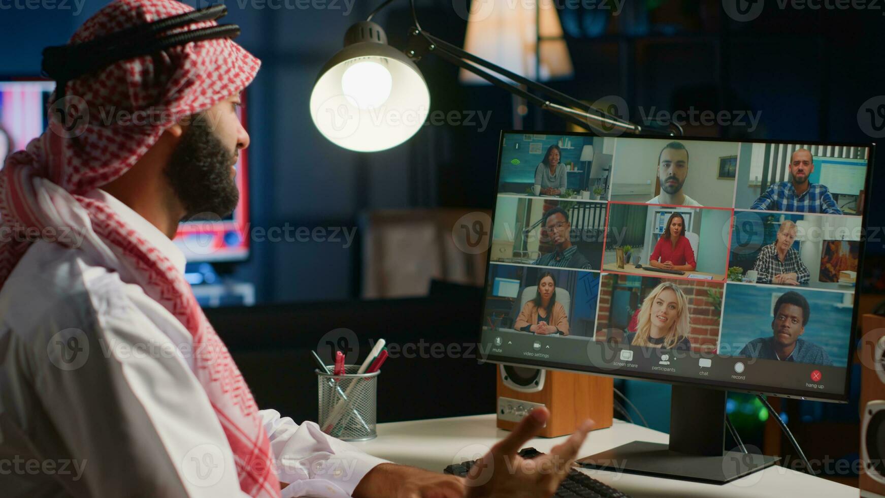 Arabisch Mens betalen aandacht in webinar internet teleconferentie. midden- oostelijk leerling in online video-oproep met tutor en andere verschillend multi-etnisch collega's, luisteren naar les foto