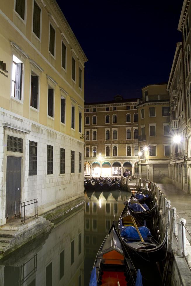 stadsgezicht van venetië italië bij nacht foto