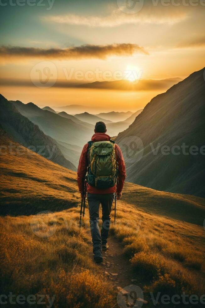 ai gegenereerd wandelaar met rugzak wandelen in de bergen Bij zonsondergang. reizen en avontuur concept, ai generatief. foto