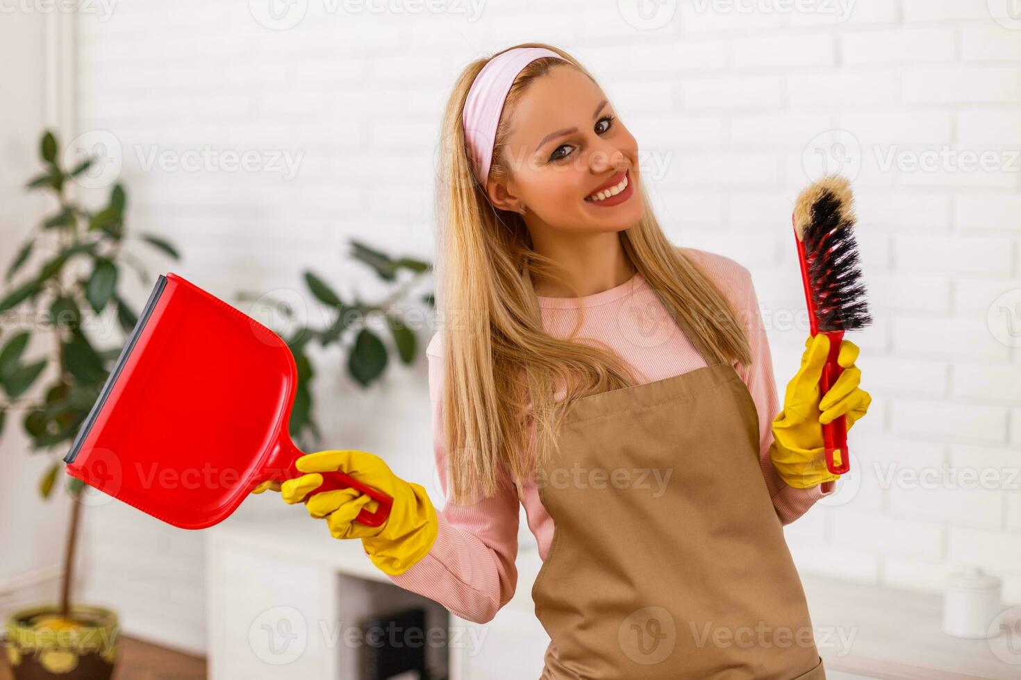 mooi huisvrouw geniet schoonmaak haar huis. foto