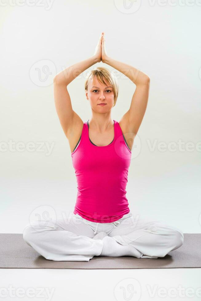 vrouw oefenen yoga binnen- foto