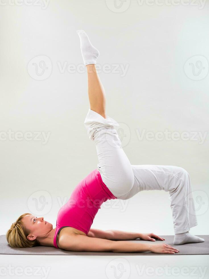 vrouw oefenen yoga binnen- foto