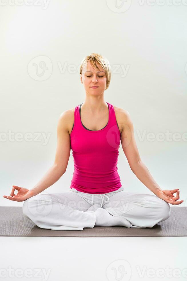 vrouw oefenen yoga binnen- foto