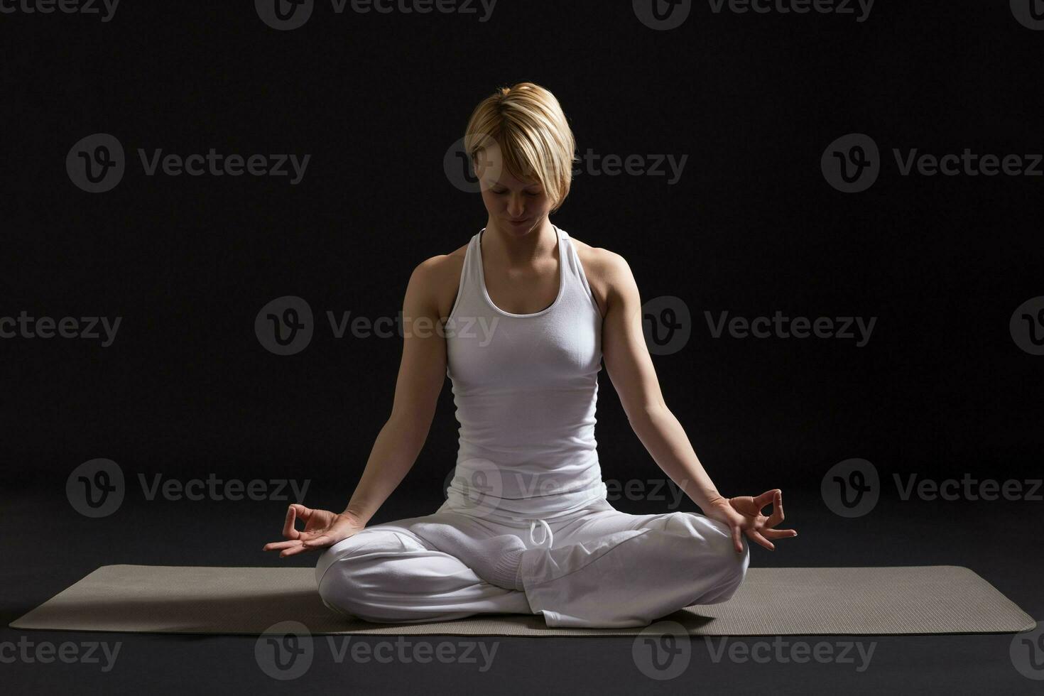 vrouw oefenen yoga binnen- Aan zwart achtergrond, foto