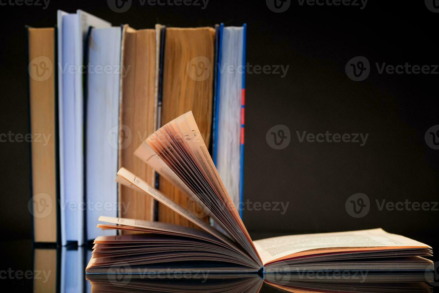 Open boek voor lezing en een stack van boeken foto