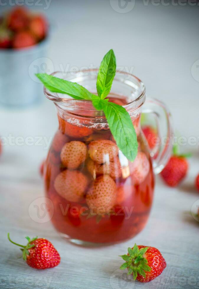 zoet verfrissend BES compote van rijp aardbeien in een karaf foto