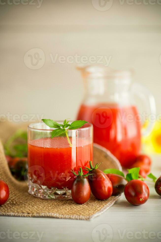 eigengemaakt vers geperst tomaat sap met pulp in een glas karaf foto