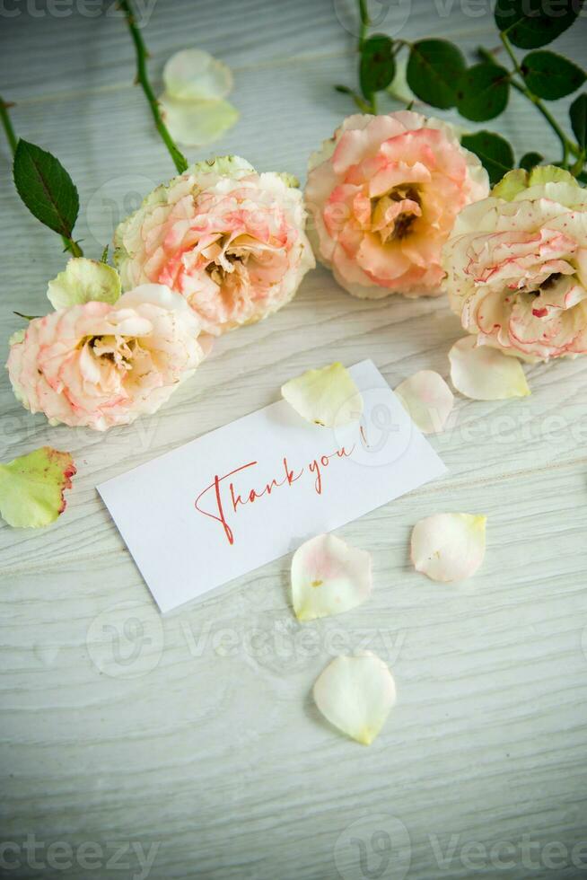 boeket van mooi oranje rozen Aan tafel foto