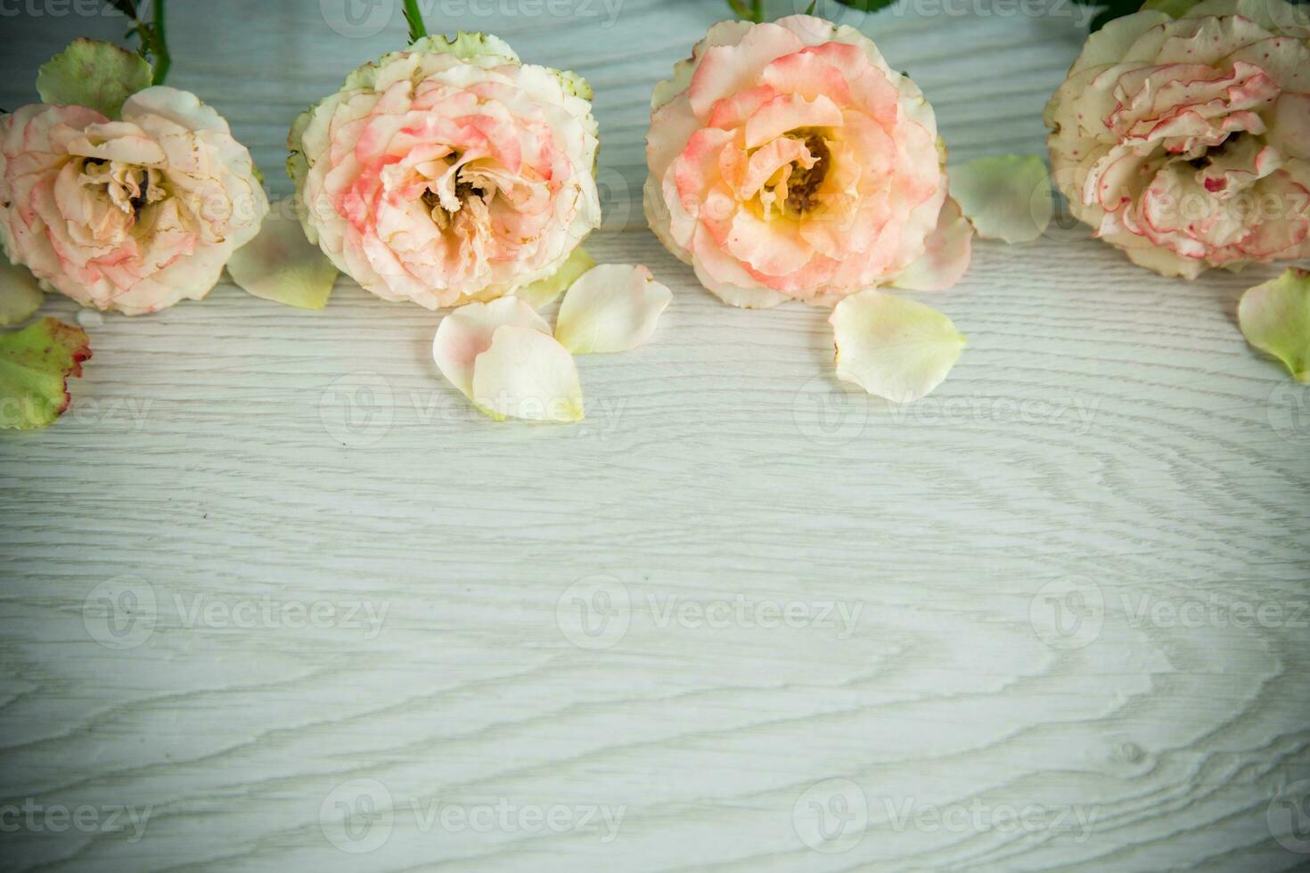 boeket van mooi oranje rozen Aan tafel foto