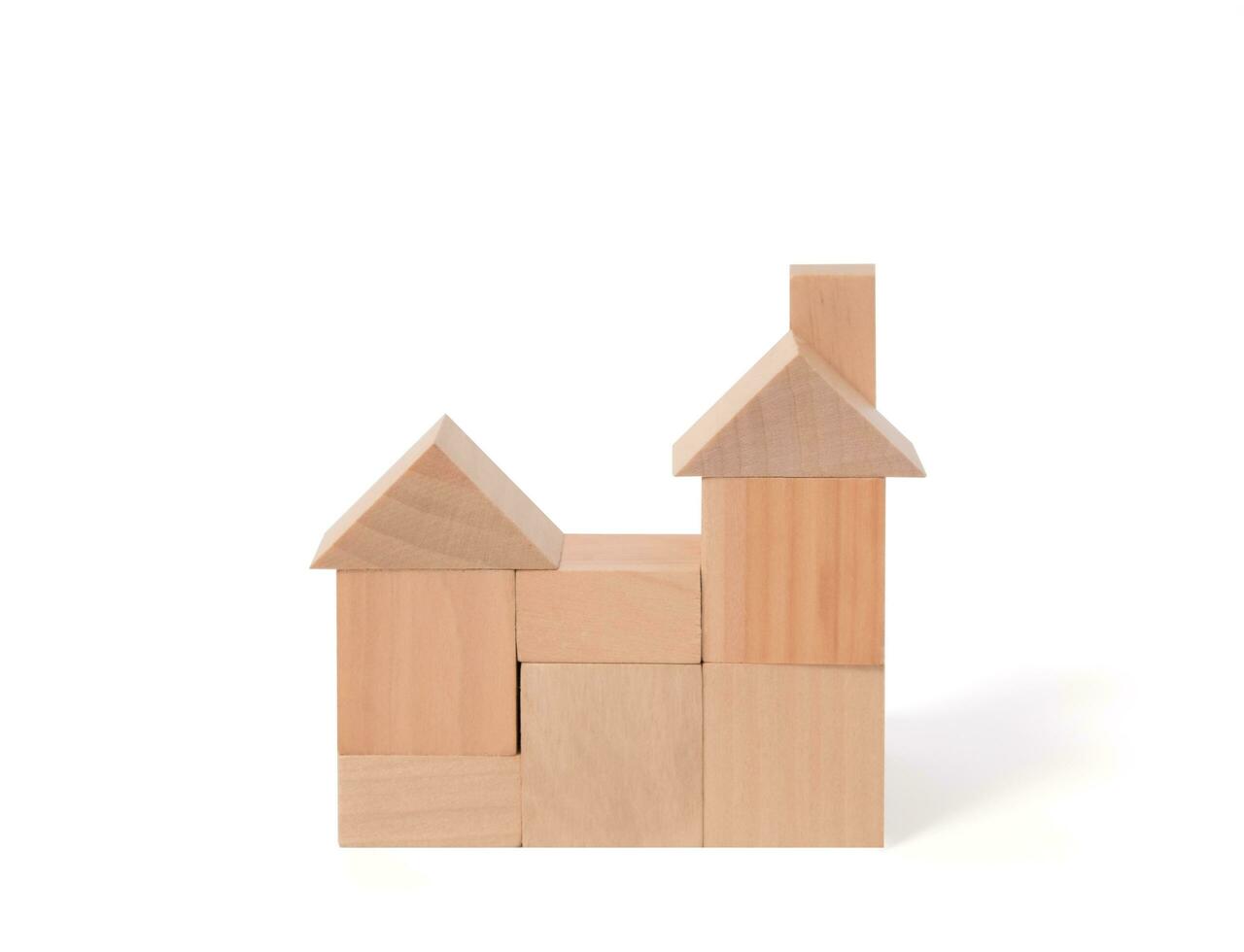 houten beeldjes huis. houten beeldjes concept. model- huis Aan een wit achtergrond. echt landgoed aankoop, verhuur idee. warm familie concept. foto