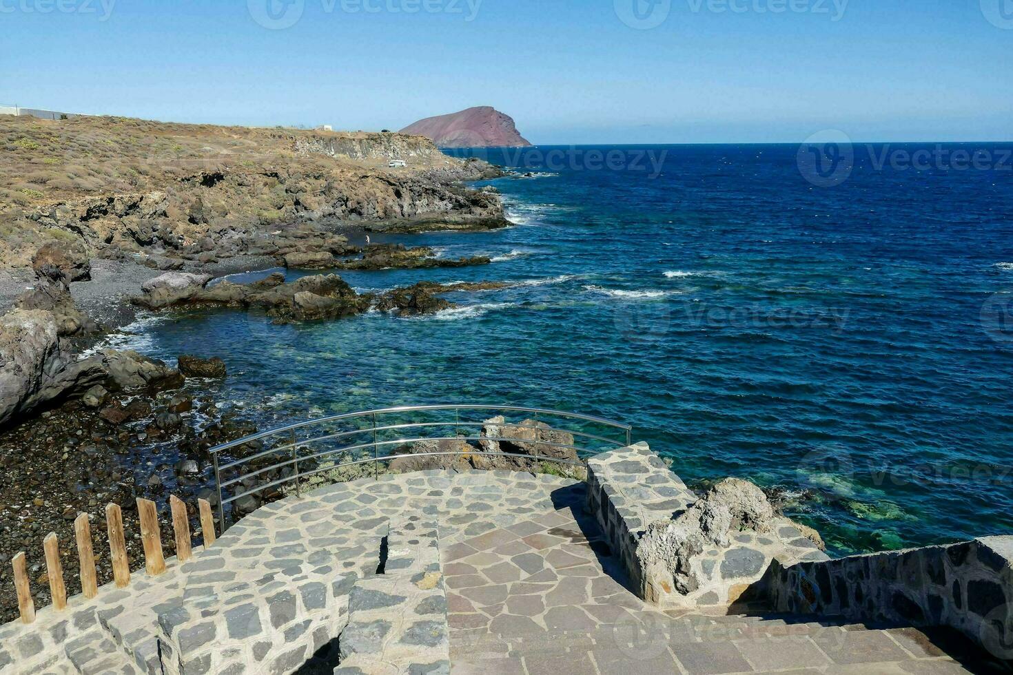 de rotsachtig kust van de eiland van Tenerife foto