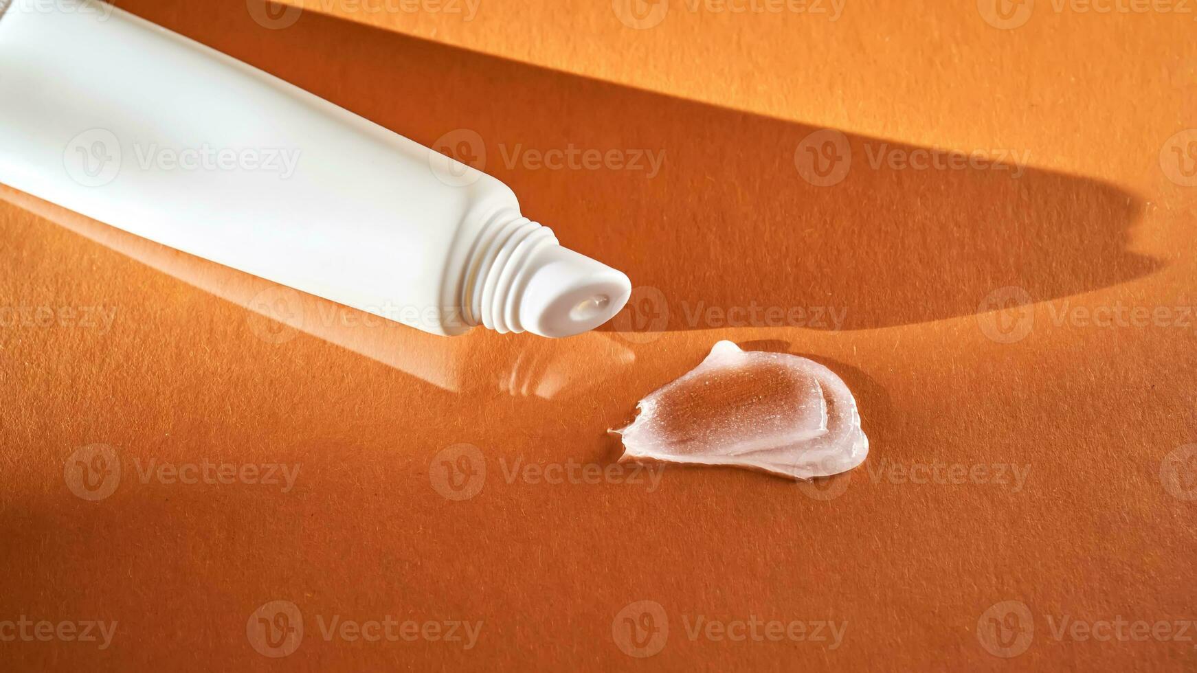 hygiënisch hydraterend lip balsem in een buis Aan een oranje achtergrond. foto