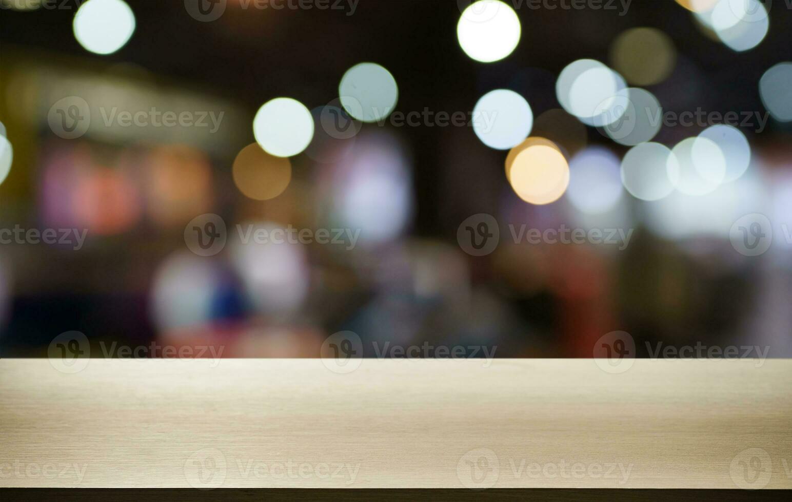 leeg hout tafel top en vervagen van uit deur tuin achtergrond leeg houten tafel ruimte voor tekst afzet Promotie. blanco hout tafel kopiëren ruimte voor achtergrond foto