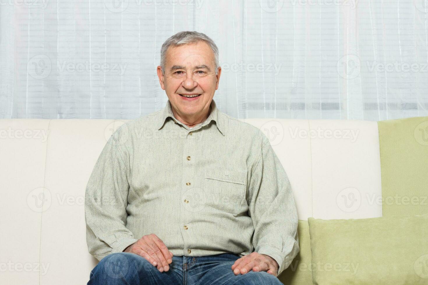 portret van gelukkig senior Mens ontspannende Bij huis. foto