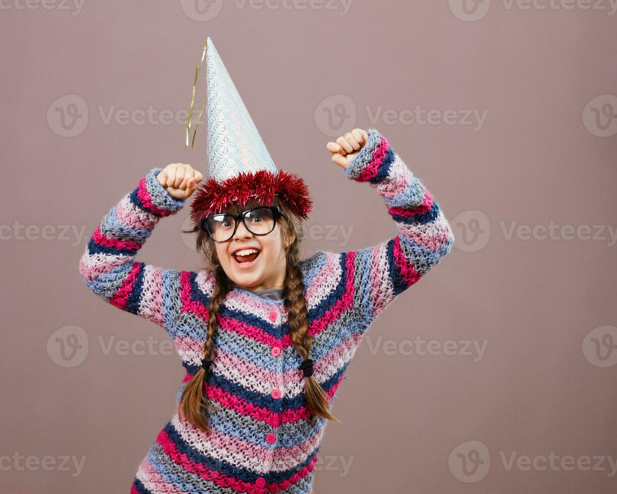 gelukkig nerd meisje is klaar voor partij foto