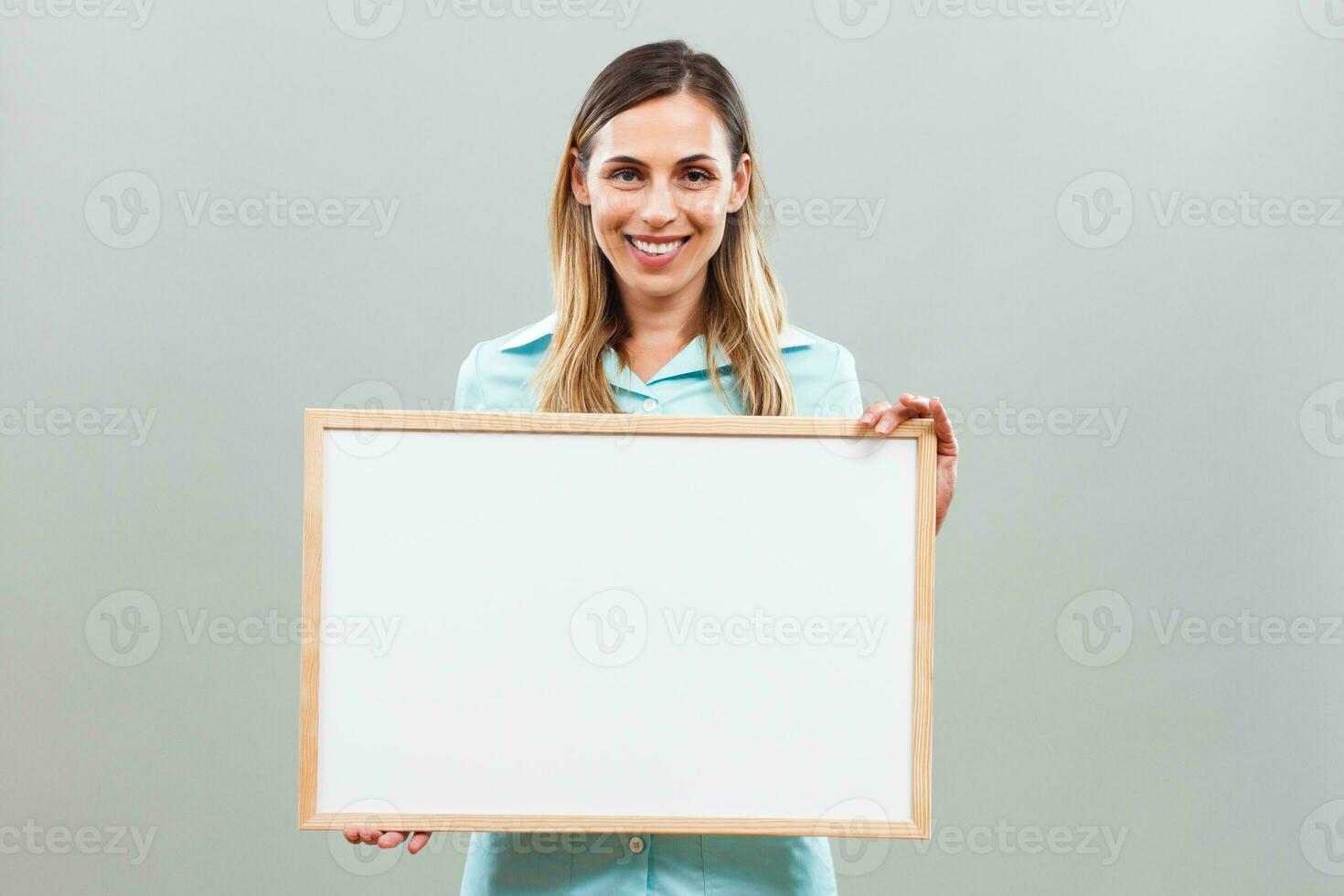 mooi verpleegster Holding whiteboard. foto