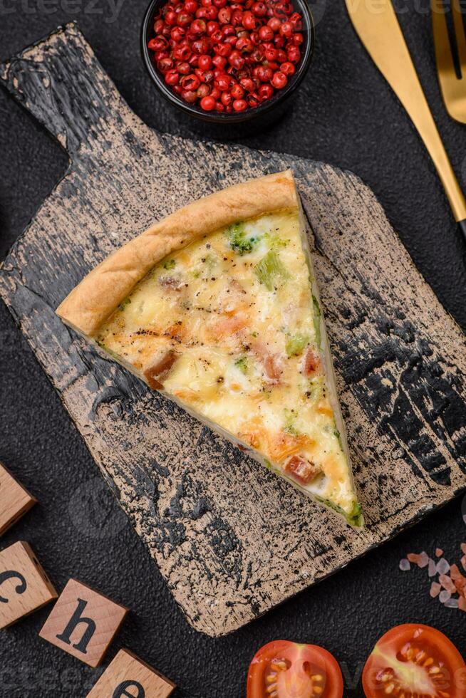 heerlijk Quiche met broccoli, kaas, kip, specerijen en kruiden foto