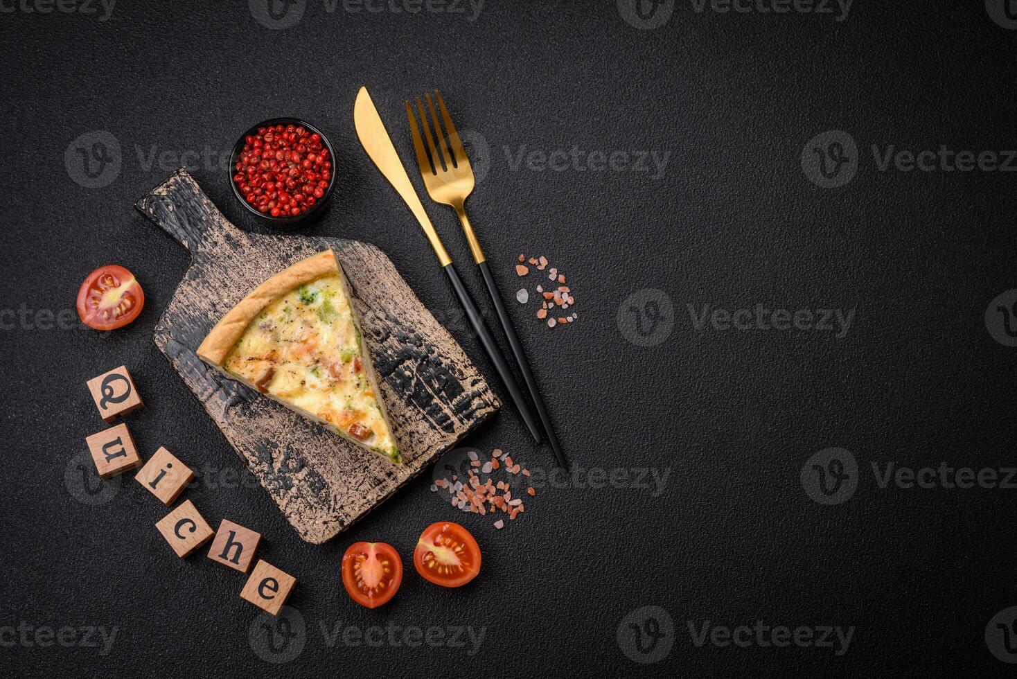 heerlijk Quiche met broccoli, kaas, kip, specerijen en kruiden foto