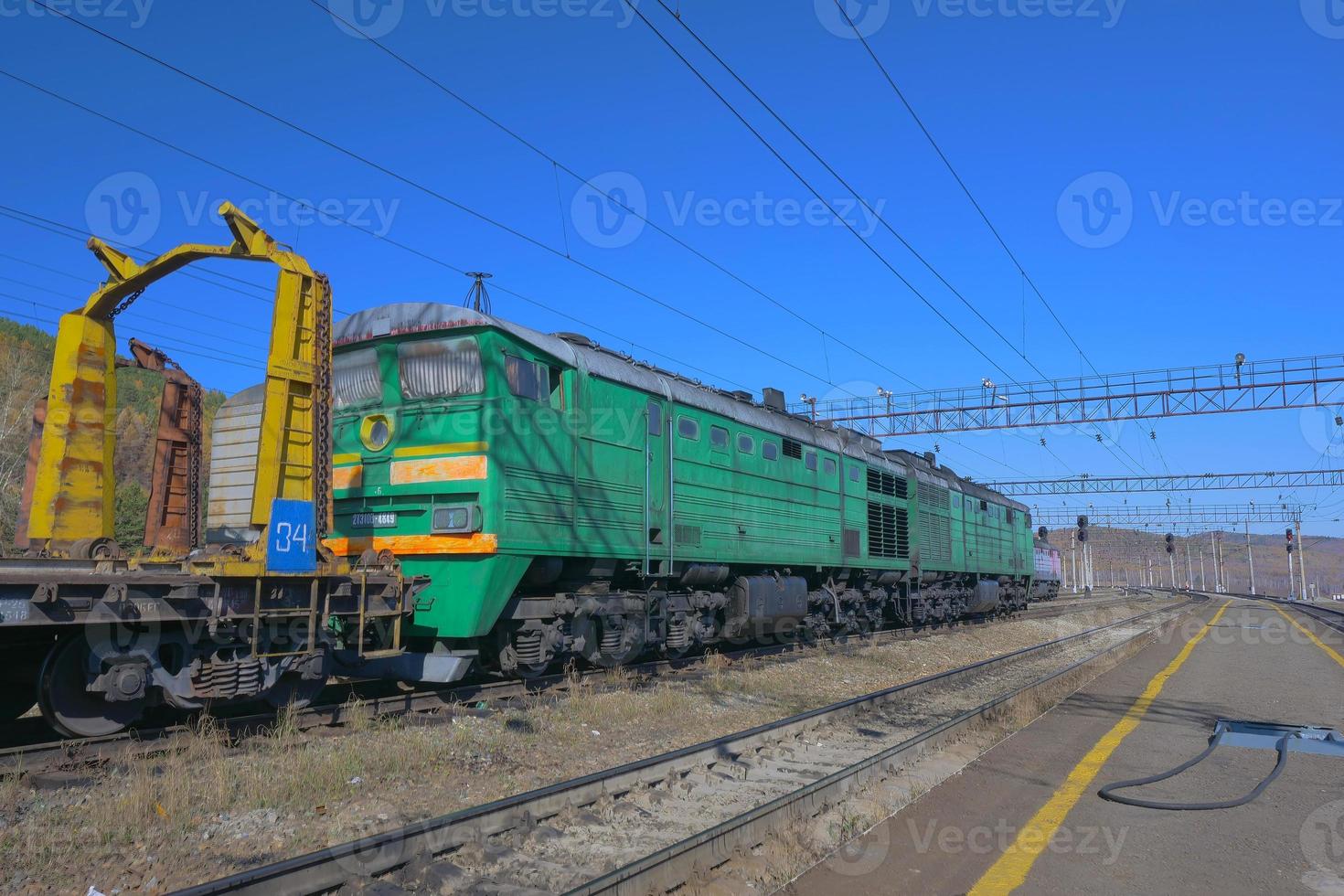 trans-siberische spoorplatformweergave en blauwe lucht, rusland foto