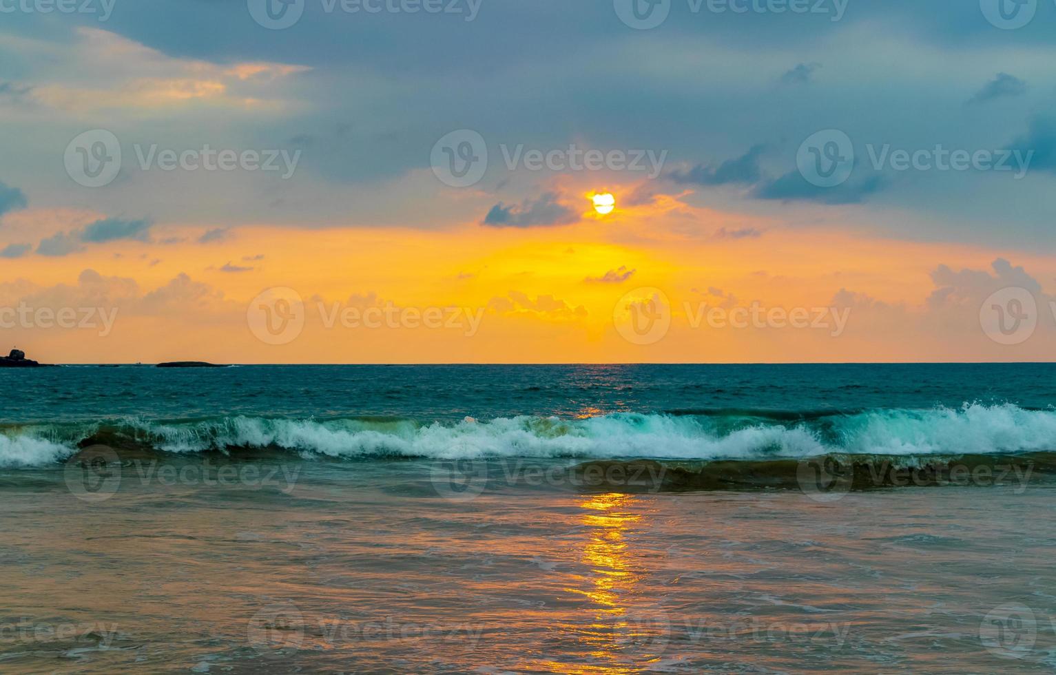 prachtige kleurrijke zonsondergang landschap panorama bentota strand sri lanka. foto