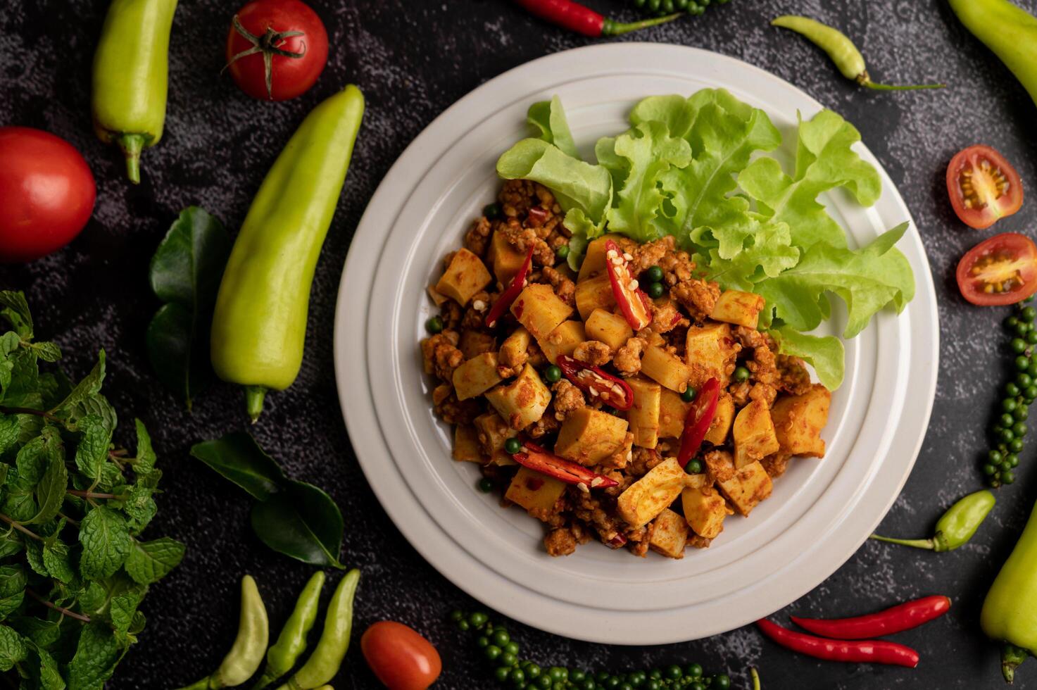 roergebakken currypasta met bamboescheuten en varkensgehakt. foto