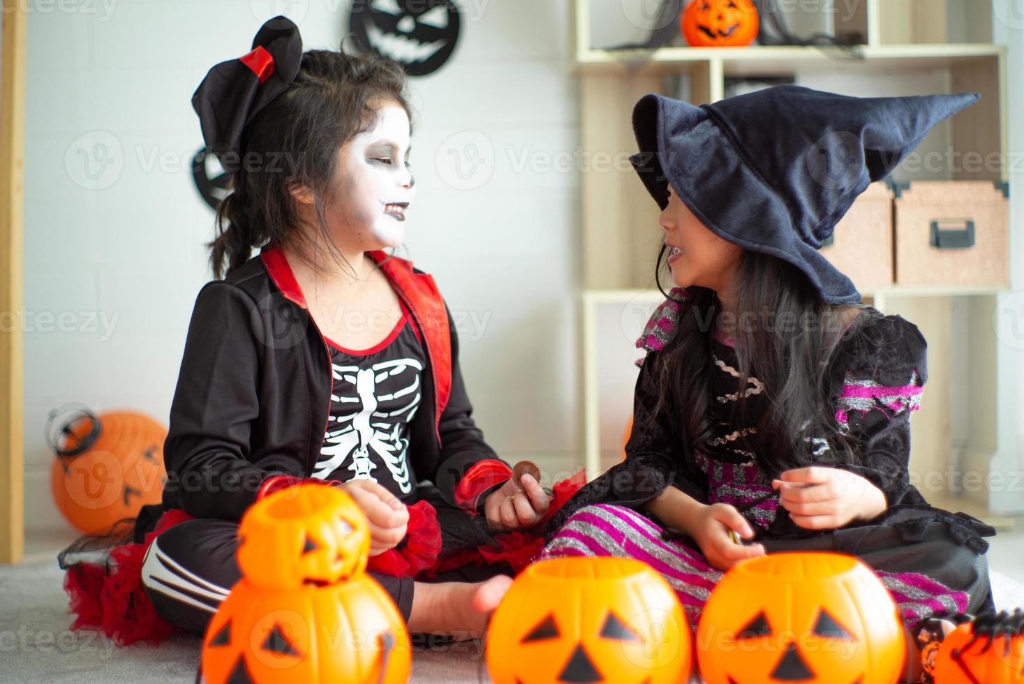 portret paar kleine meisjes in halloween en carnaval kostuum geïsoleerd op een witte achtergrond foto