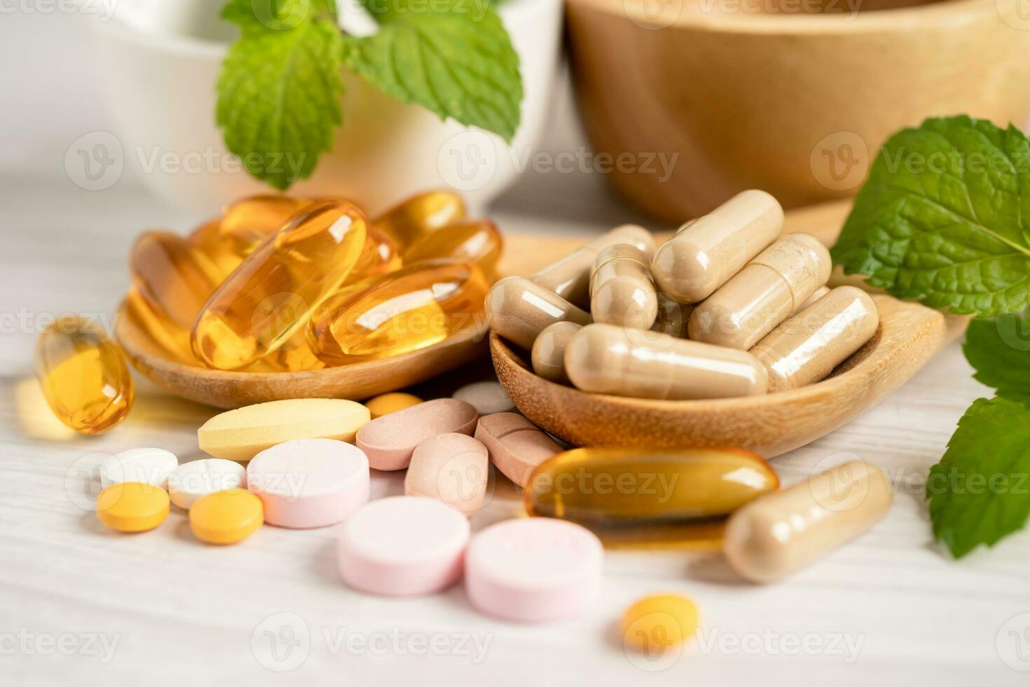 alternatieve geneeskunde kruiden organische capsule met vitamine e omega 3 visolie, mineraal, medicijn met kruiden blad natuurlijke supplementen voor een gezond goed leven. foto