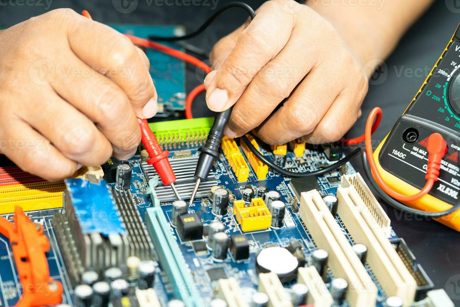 repareren en upgraden circuit moederbord van notebook, elektronica, computer hardware en technologie concept. foto