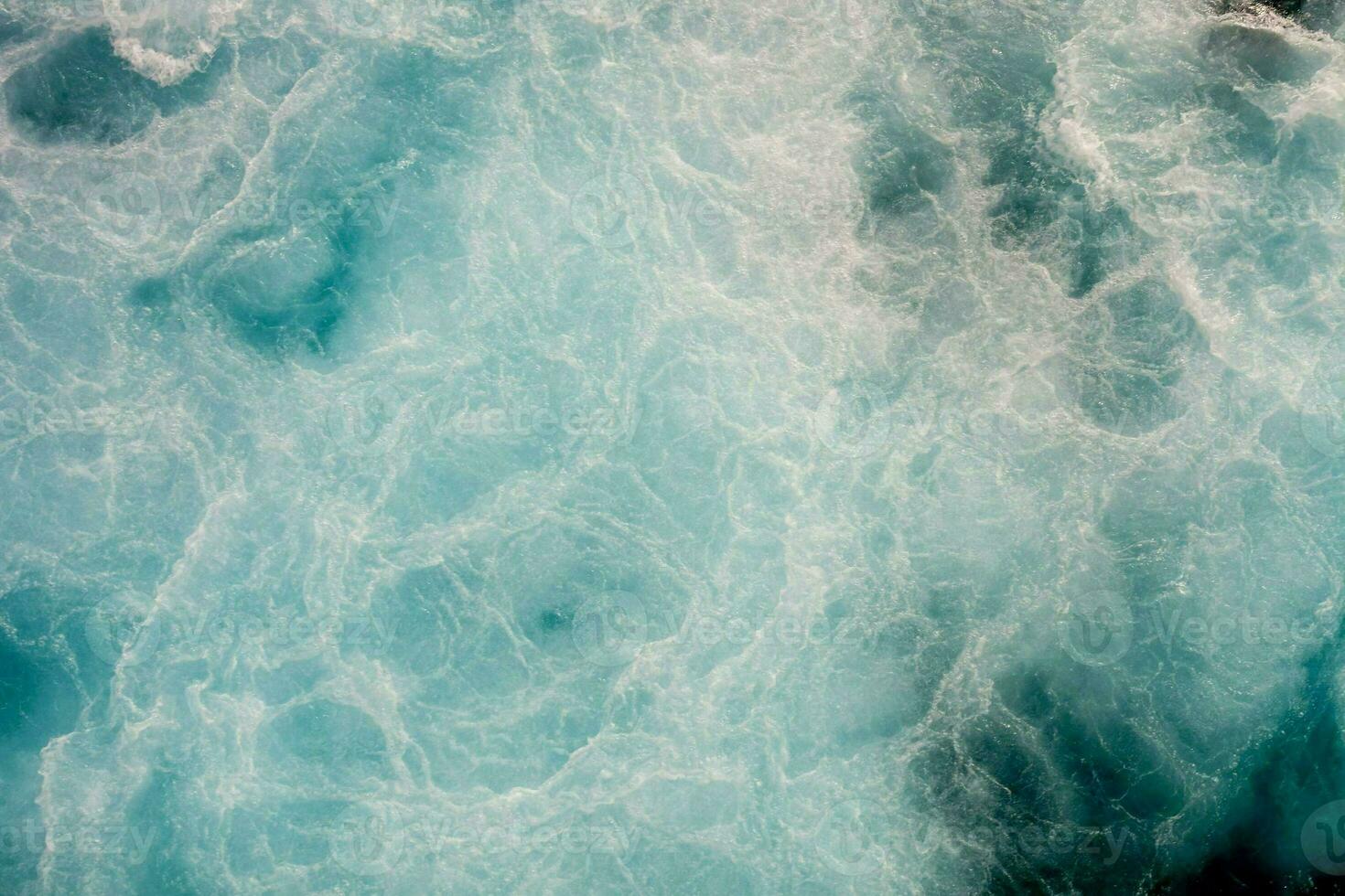 de oceaan is blauw en wit met sommige golven foto