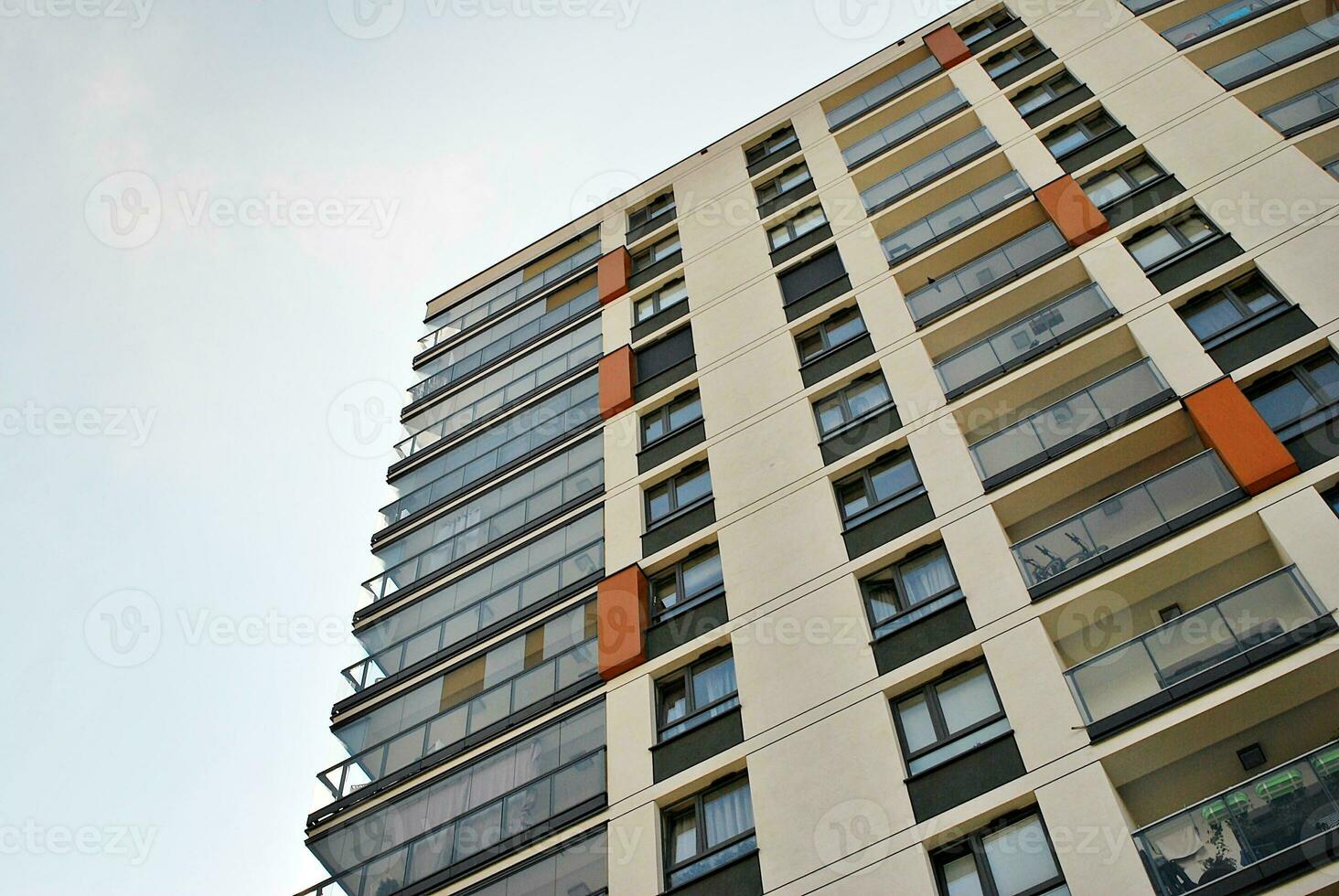 merk nieuw appartement gebouw Aan zonnig dag. modern woon- architectuur. modern multi-familie appartement huis. foto