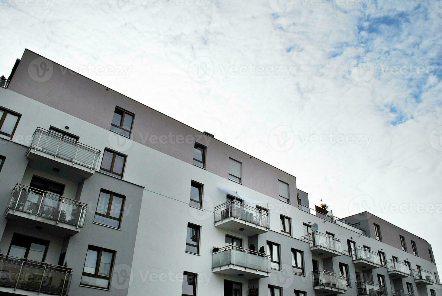 merk nieuw appartement gebouw Aan zonnig dag. modern woon- architectuur. modern multi-familie appartement huis. foto