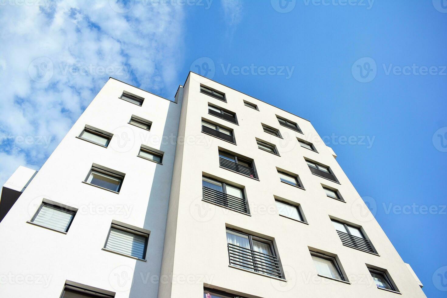 modern appartement gebouw in zonnig dag. buitenkant, woon- huis facade. foto