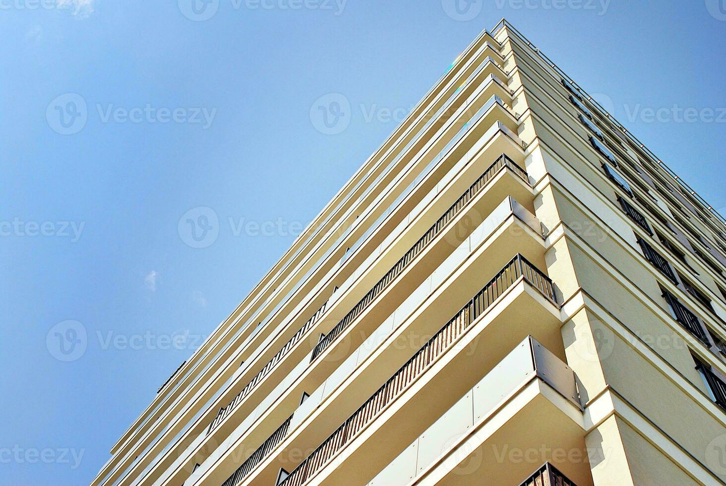 modern appartement gebouw in zonnig dag. buitenkant, woon- huis facade. foto