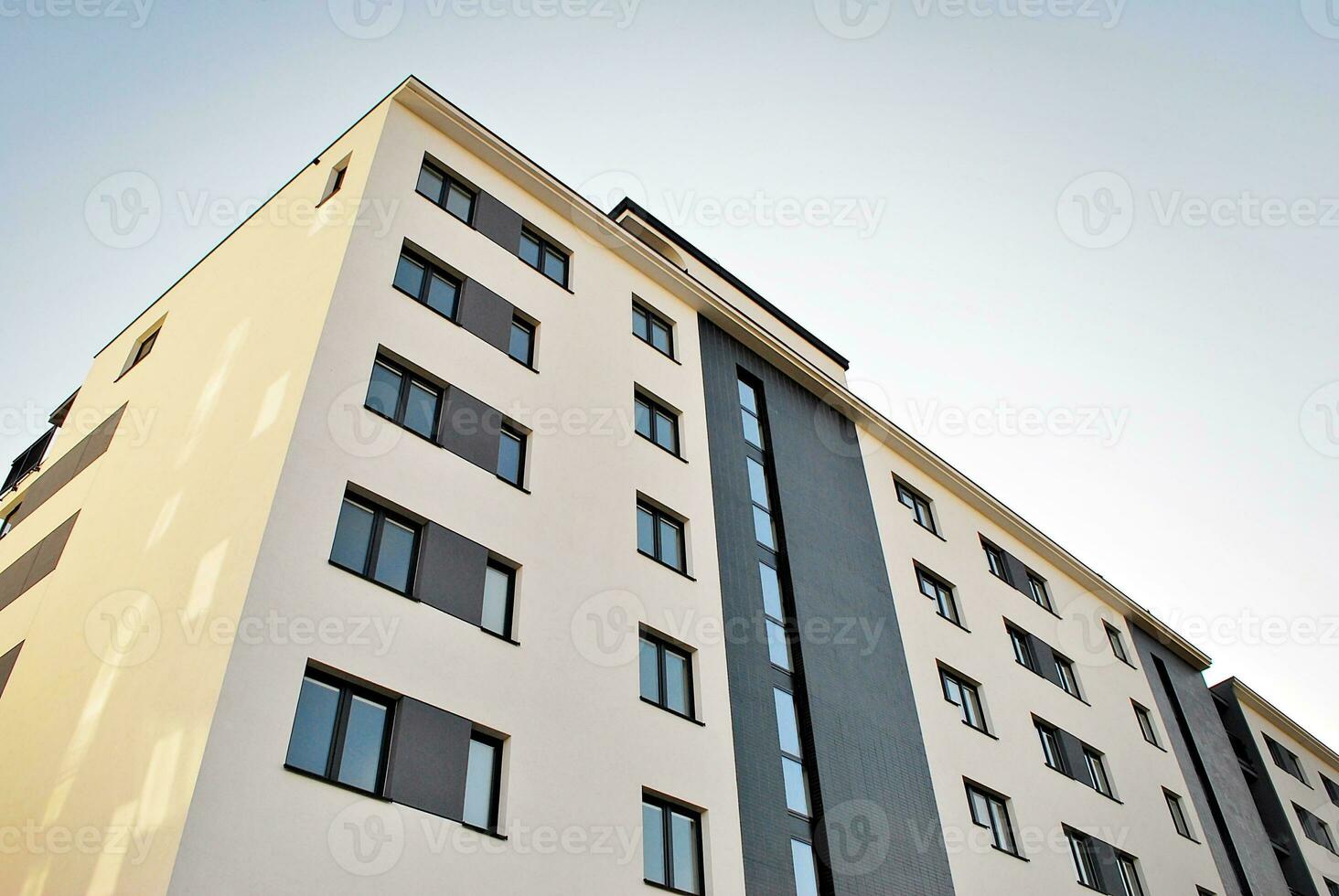 modern appartement gebouw in zonnig dag. buitenkant, woon- huis facade. foto