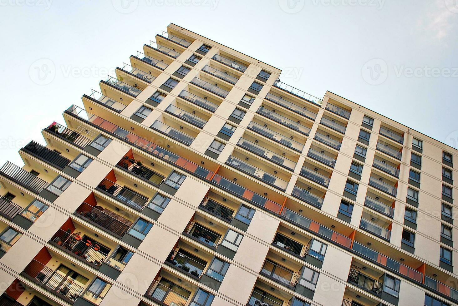 merk nieuw appartement gebouw Aan zonnig dag. modern woon- architectuur. modern multi-familie appartement huis. foto