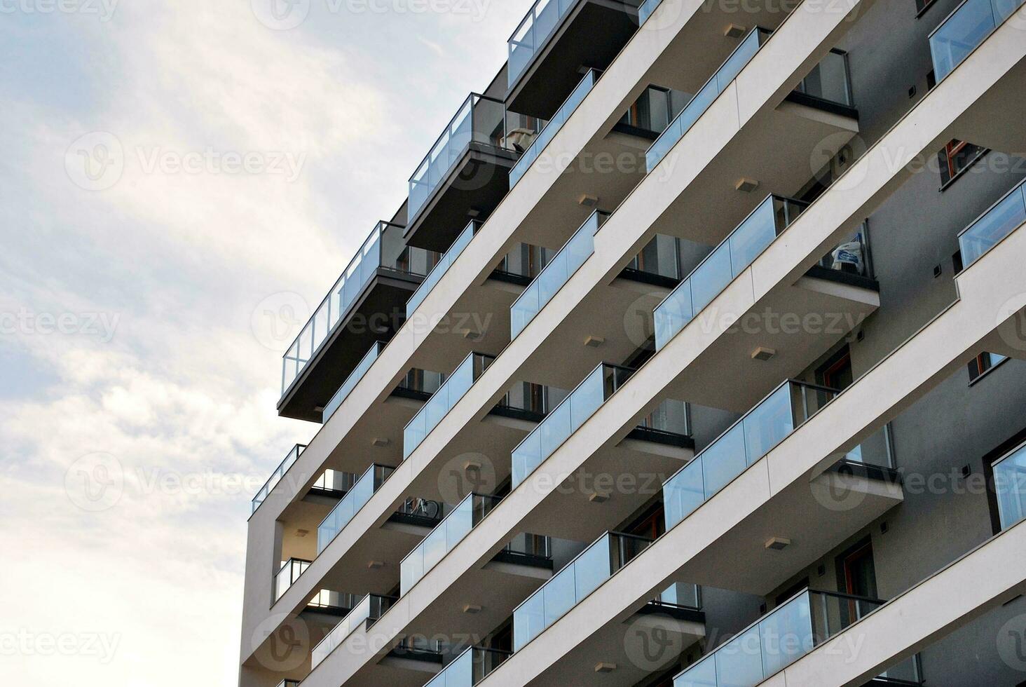 merk nieuw appartement gebouw Aan zonnig dag. modern woon- architectuur. modern multi-familie appartement huis. foto