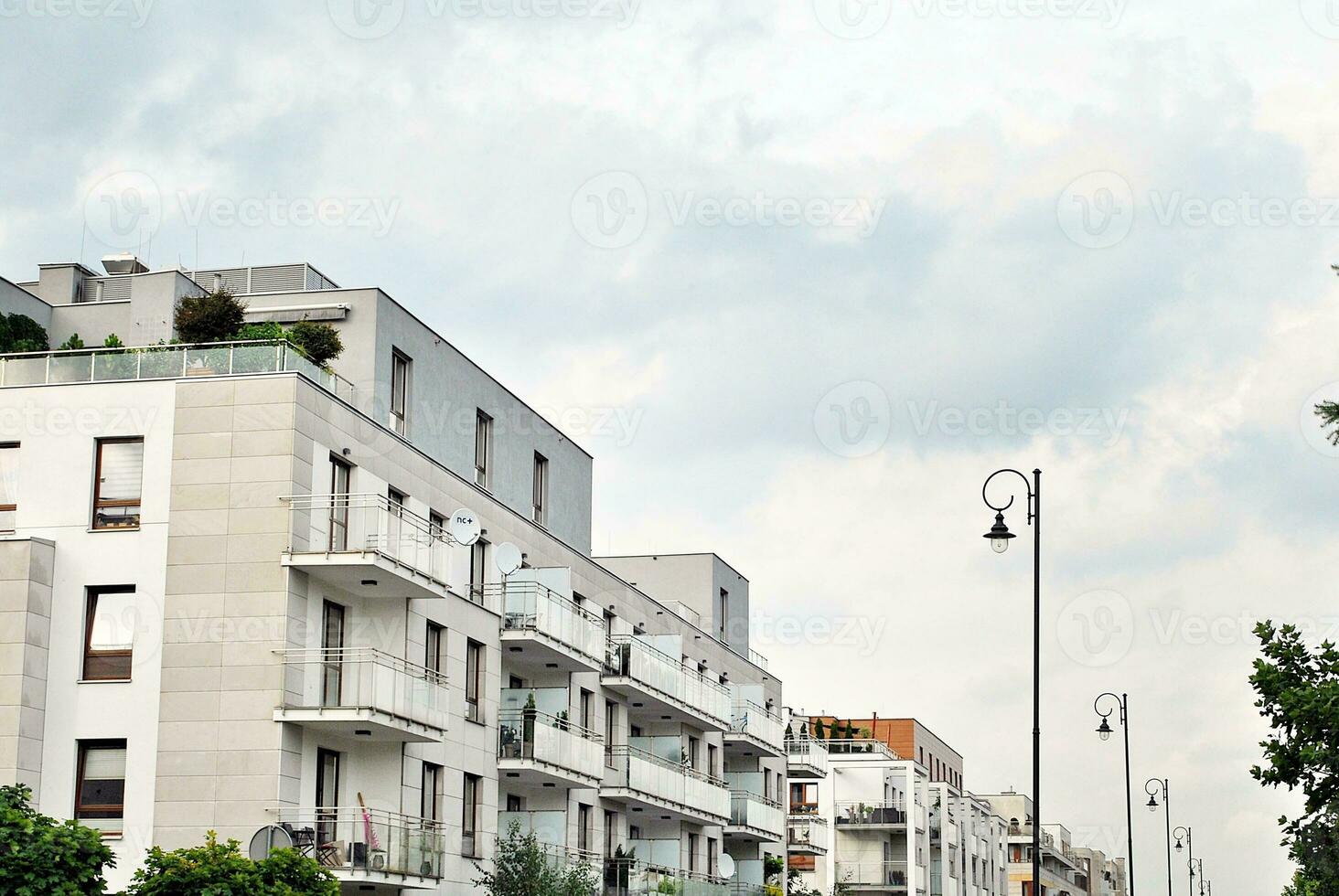 merk nieuw appartement gebouw Aan zonnig dag. modern woon- architectuur. modern multi-familie appartement huis. foto